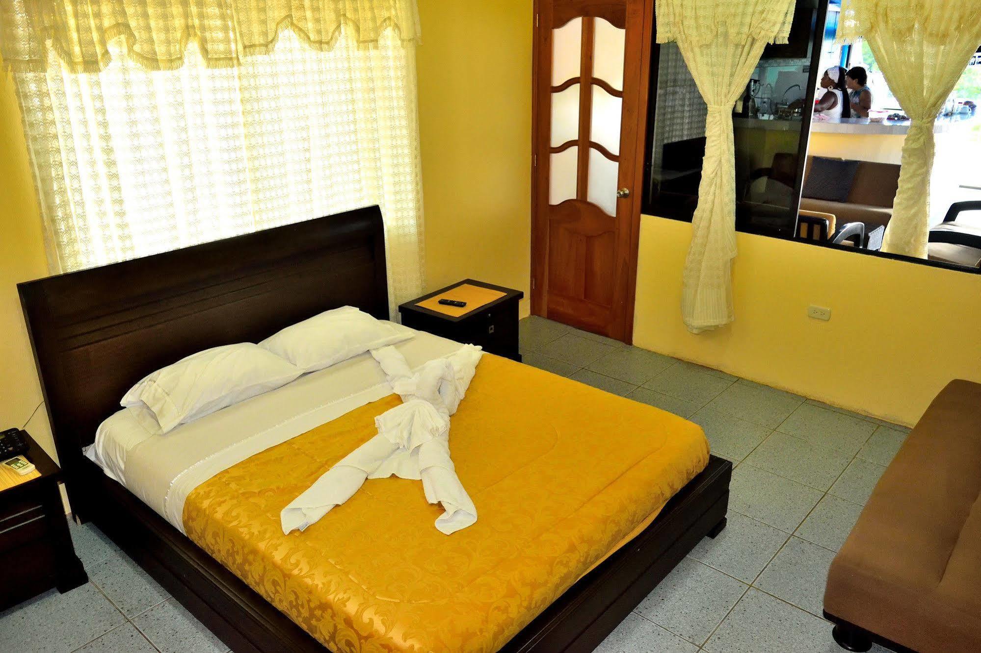 Hostal Cormorant Flightless プエルトアヨラ エクステリア 写真
