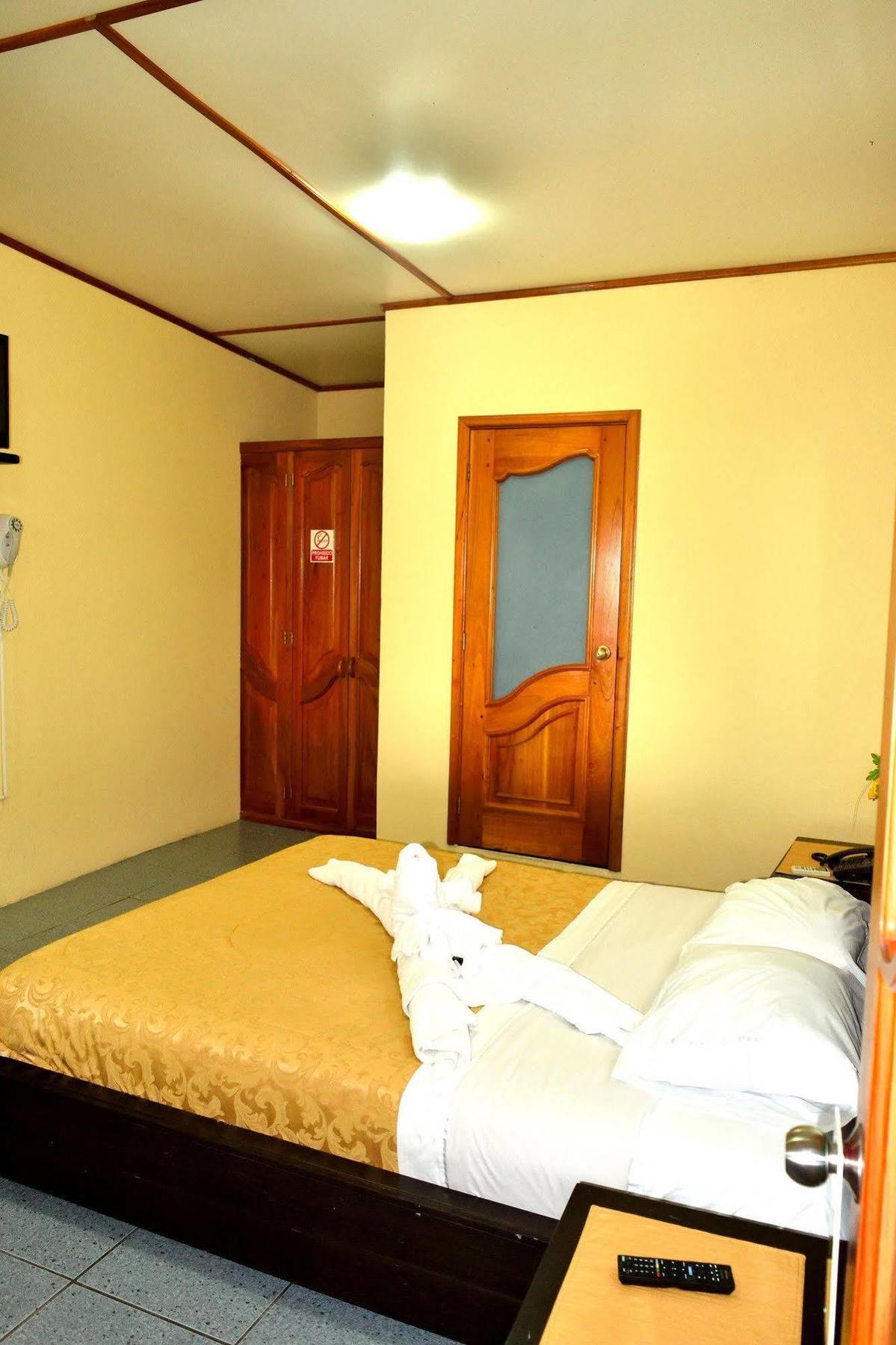 Hostal Cormorant Flightless プエルトアヨラ エクステリア 写真